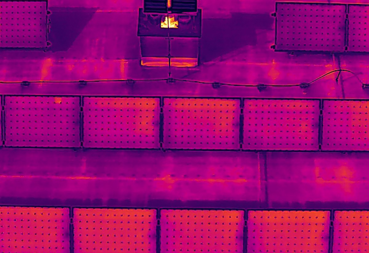 Termovizní snímek střešní fotovoltaiky — kontrola panelů za provozu