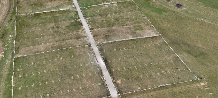 Ortofoto areálu v Nevidu s vyznačenými oplocenými plochami