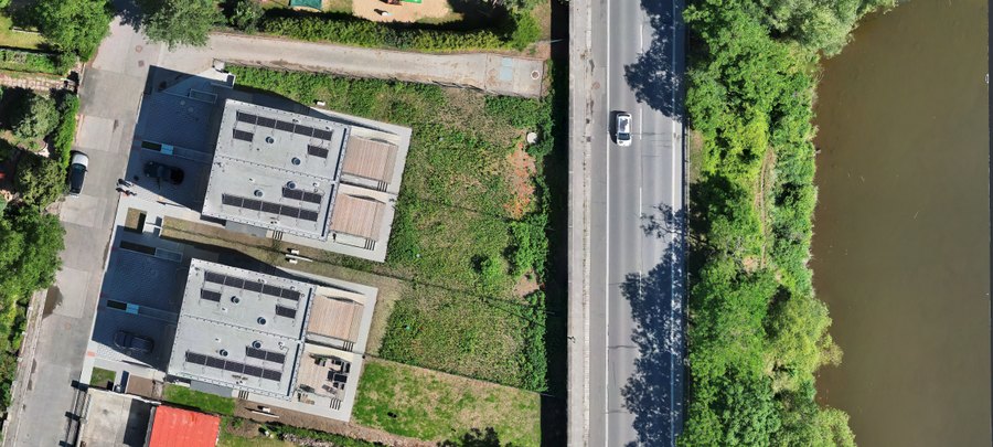 Ortofoto pozemku Ottova v Praze se zástavbou a protipovodňovou stěnou