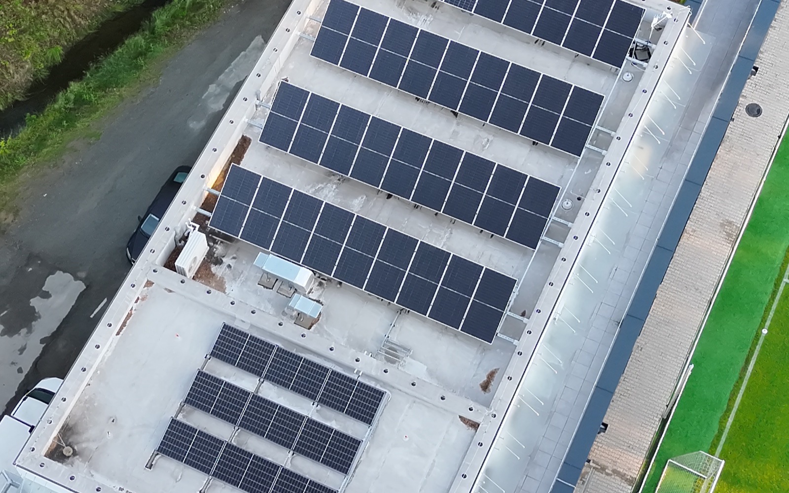 Plochá střecha společenského domu s fotovoltaickými panely — vizuální inspekce dronem