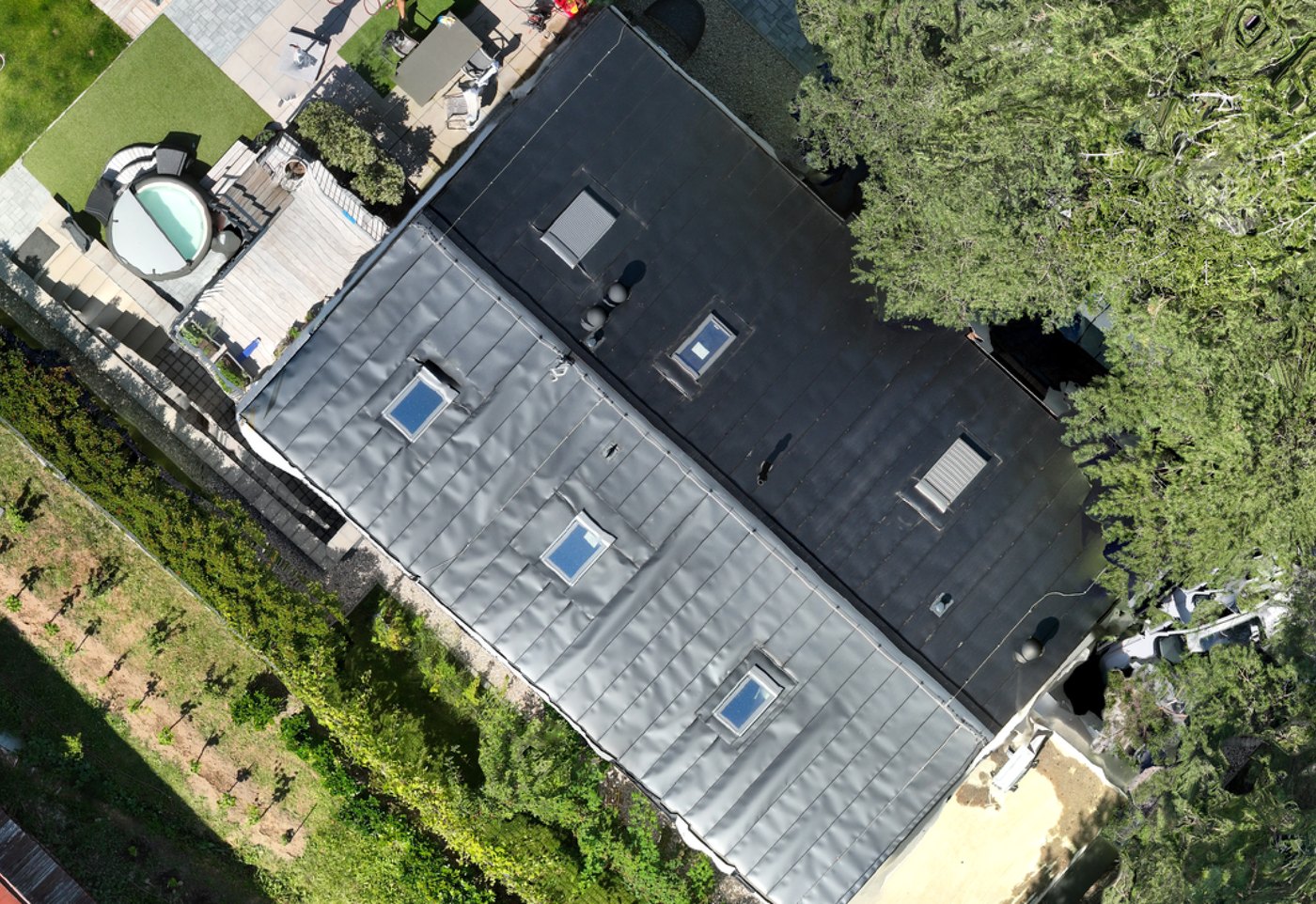 Letecký snímek střechy rodinného domu z dronové inspekce
