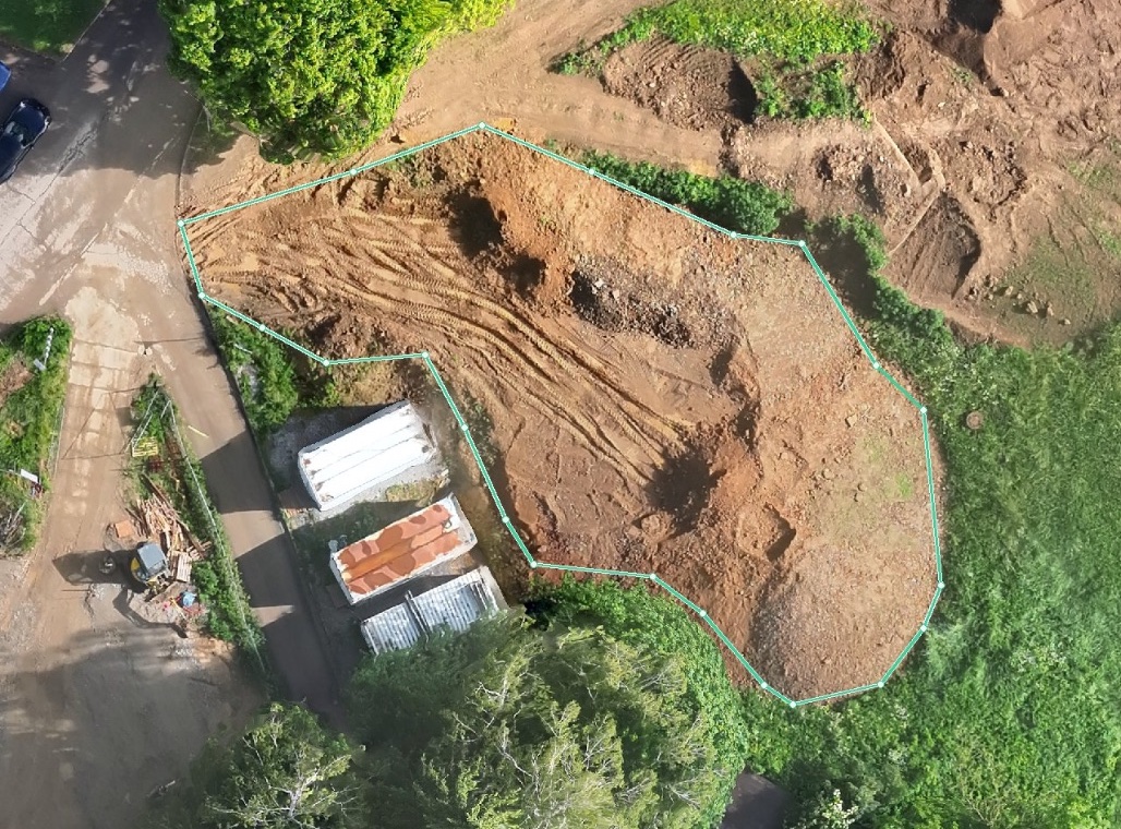 Ortofoto staveniště s vyznačeným polygonem měřené navážky — výpočet kubatur dronem