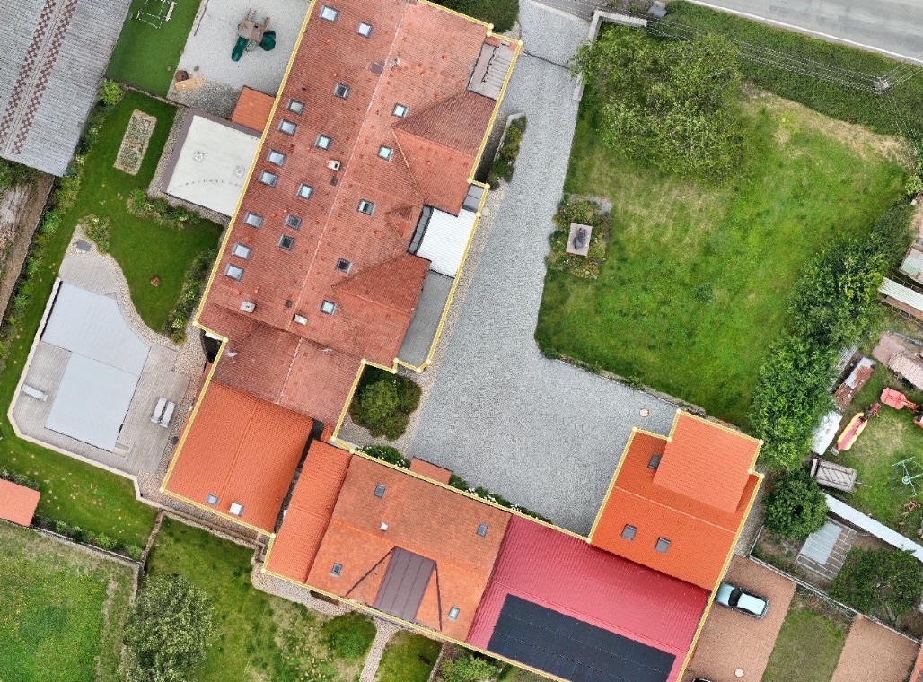 Ortofoto areálu s vyznačenou zastavěnou plochou budov — geodetické zaměření dronem