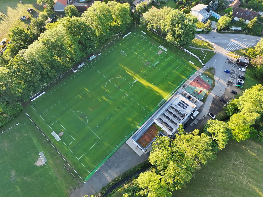 Ortofoto fotbalového hřiště a sportovního zázemí v Dobřejovicích