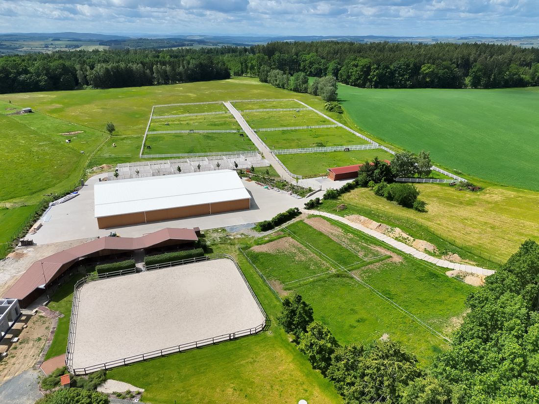 Letecké ortofoto jezdeckého areálu s halou a výběhy