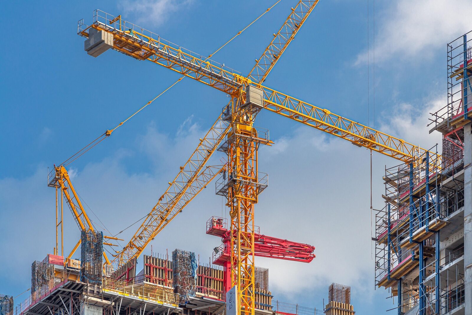 Letecký pohled na developerský bytový projekt