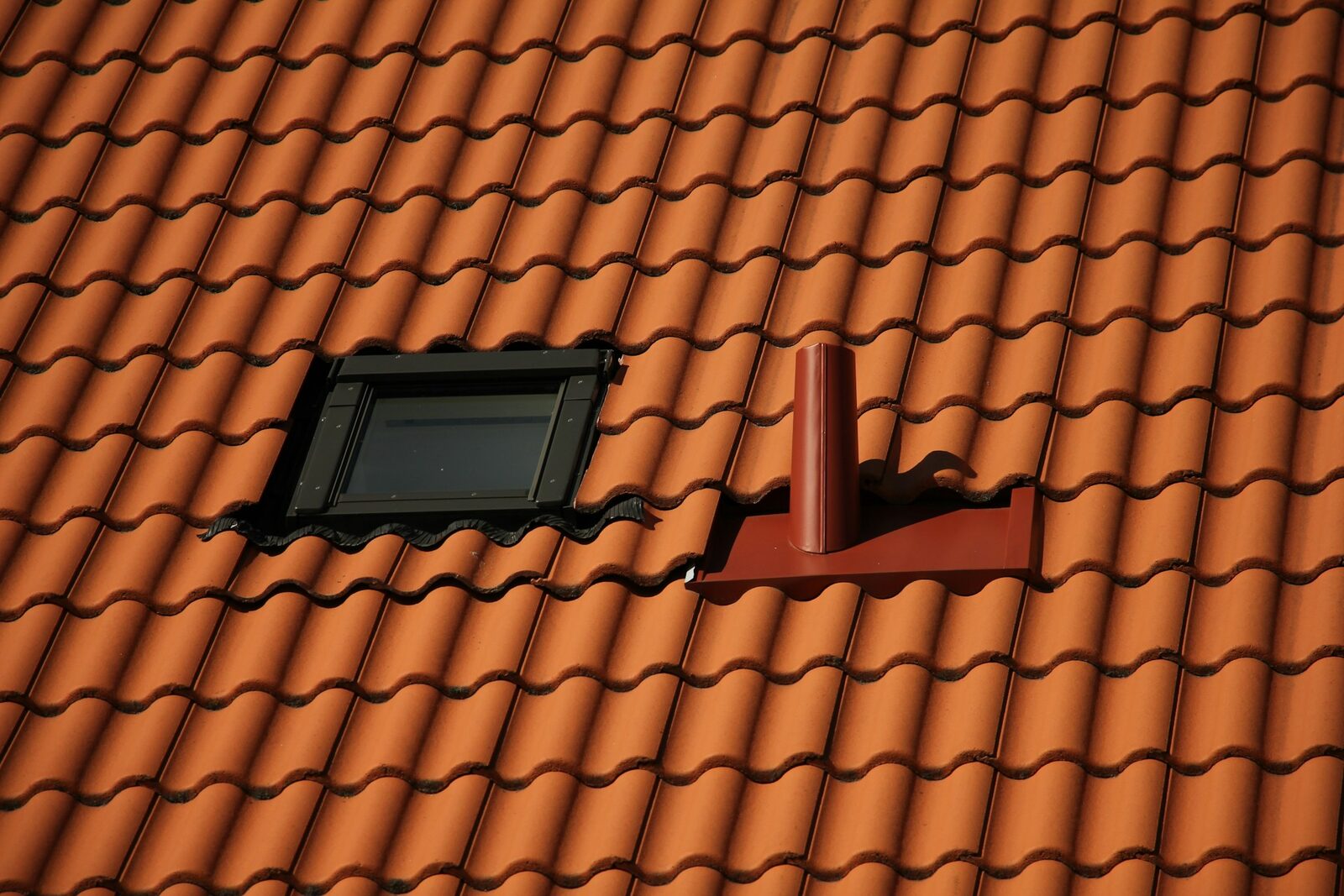 Detail střechy z dronu během inspekce