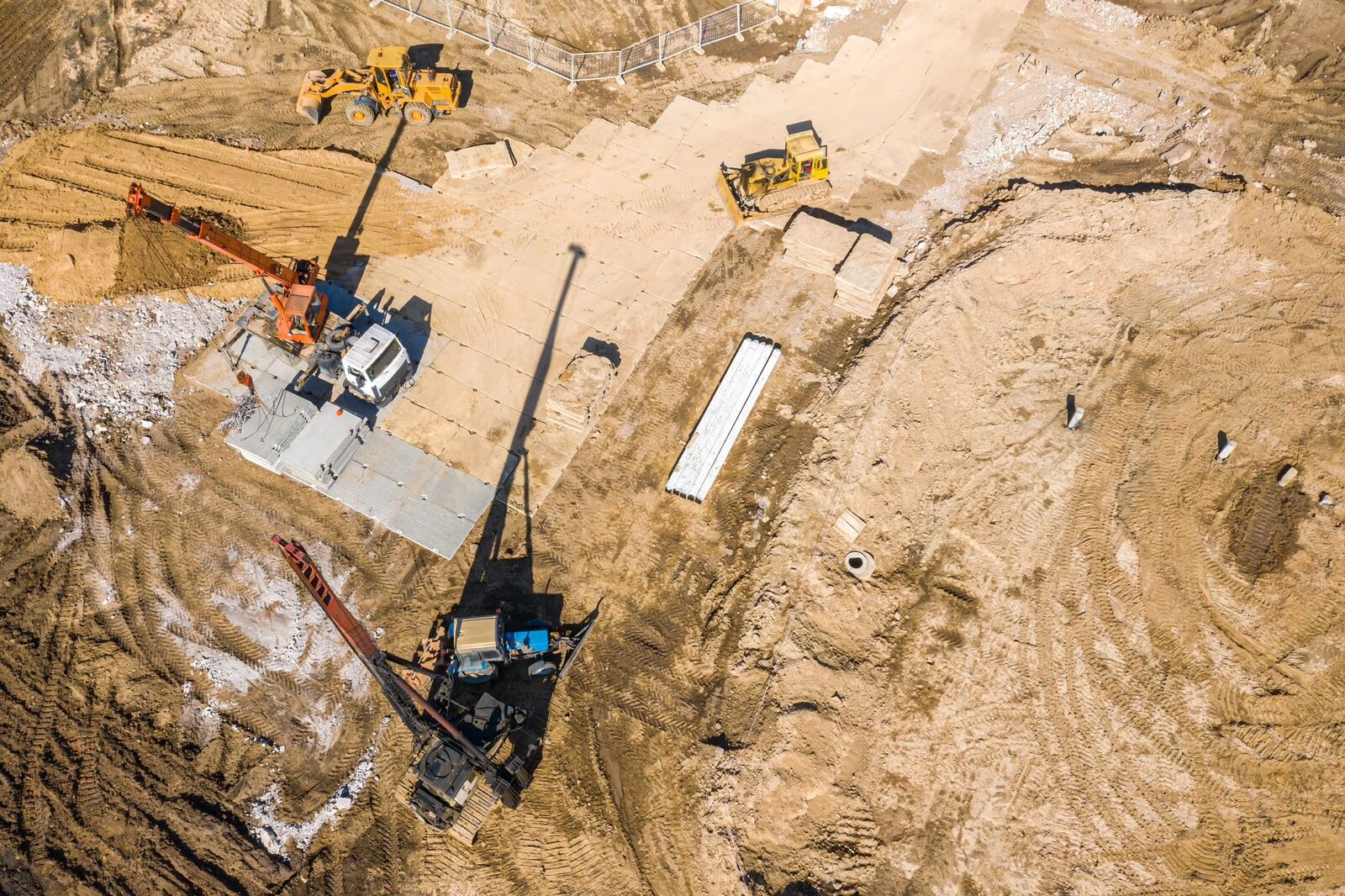 Zemní práce s hromadami materiálu z dronu