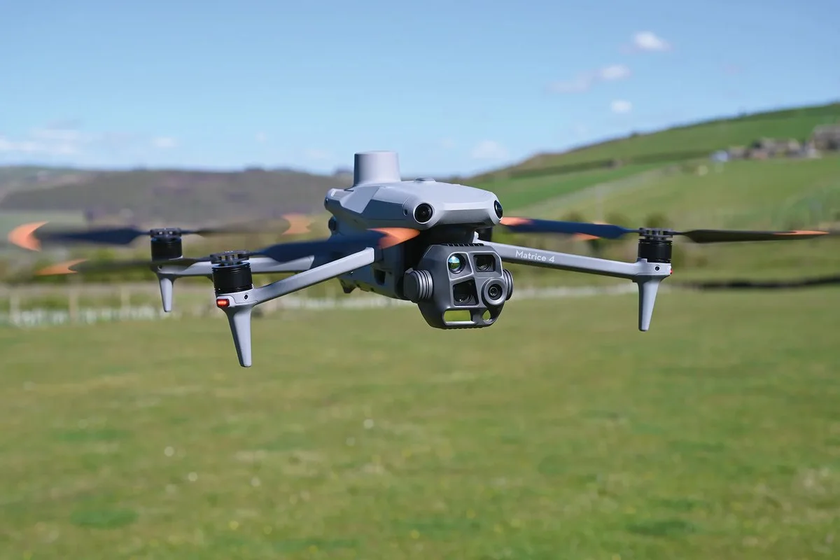 Dron DJI Matrice 4T za letu