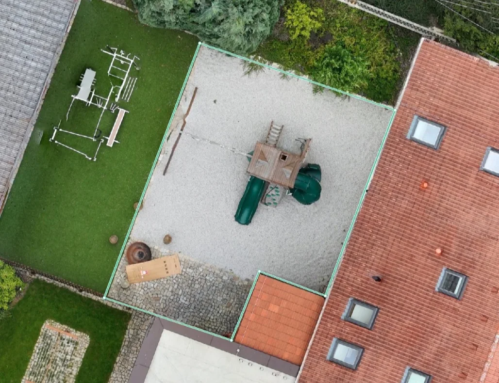 Ortofoto pozemku se zákresem měřené plochy — geodetické zaměření v S-JTSK
